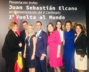 Marta Jaumandre, Juan Sierra y Myriam González con mentees en la presentación del trofeo 'Juan Sebastián Elcano'